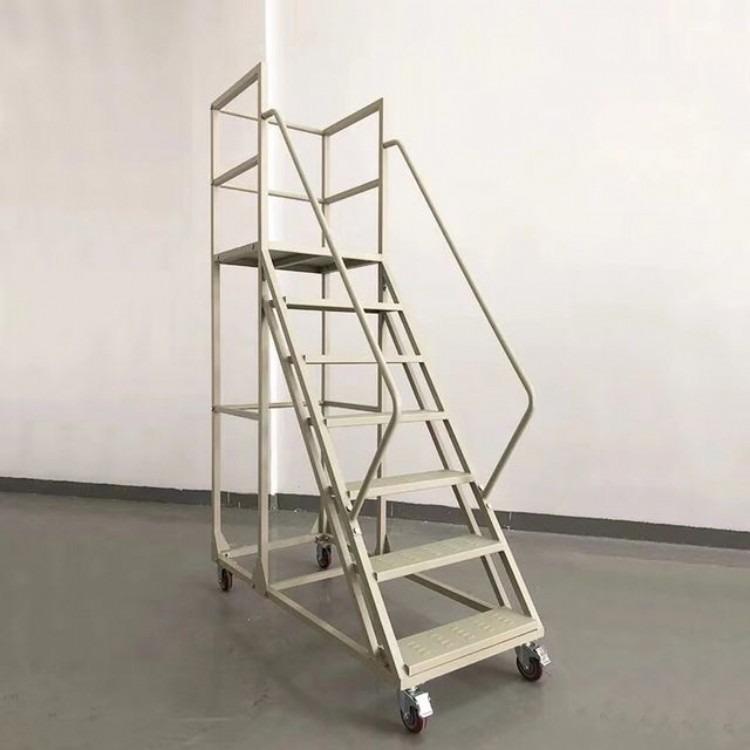 帶圍欄扶手的梯子